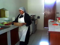 Hermanita María Guadalupe, en la cocina de Tacna